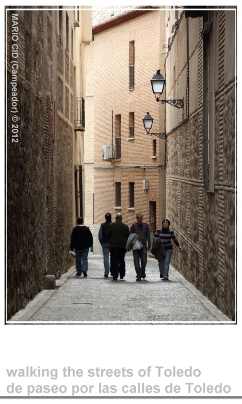 De paseo por las calles de Toledo - Walking the streets of Toledo. Photo by Campeador.