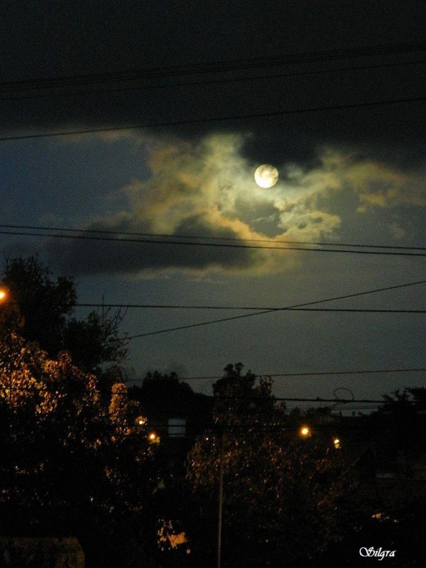 La luna y las nubes