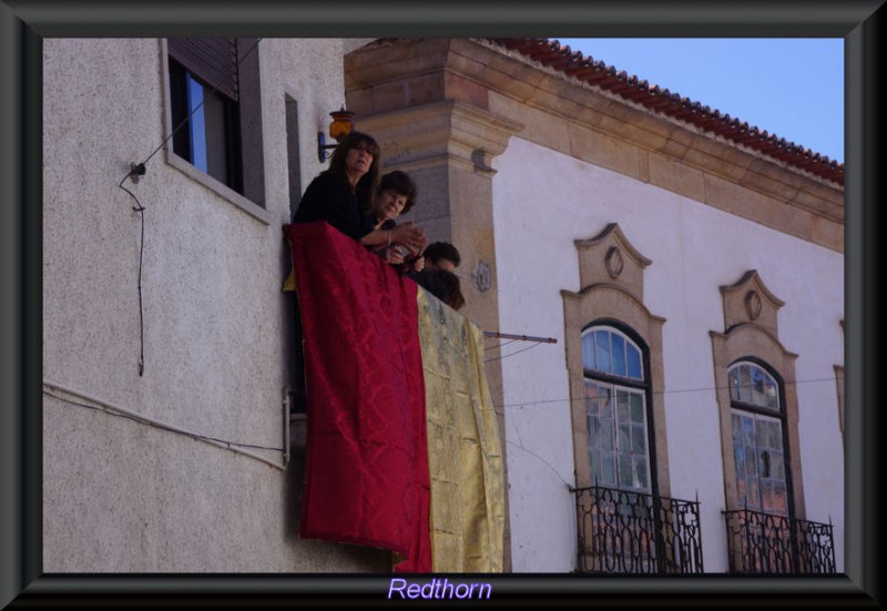 Esperando a la procesin con las colchas desplegadas