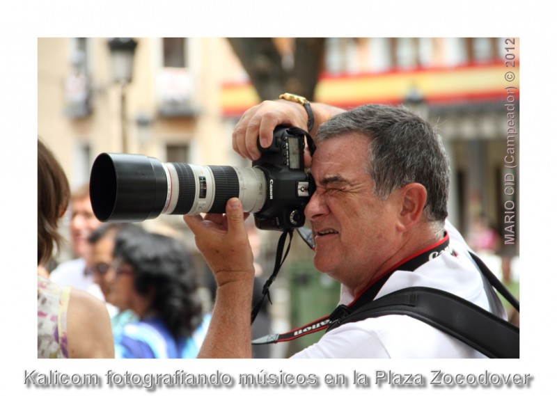 Kalicom fotografiando msicos en la Plaza Zocodover. Photography by Campeador.