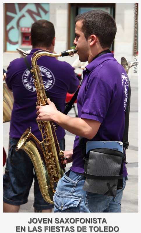 Joven saxofonista en las fiestas de Toledo - Young saxophonist in Toledo\'s festivities. Photo by Campeador.
