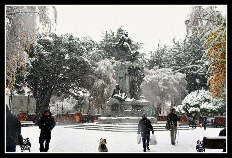 Nevando en la plaza