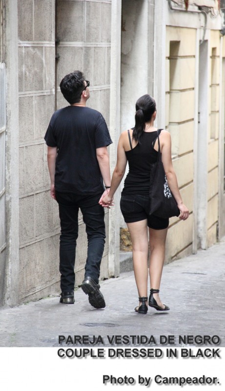 PAREJA VESTIDA DE NEGRO - COUPLE DRESSED IN BLACK. Photo by Campeador.