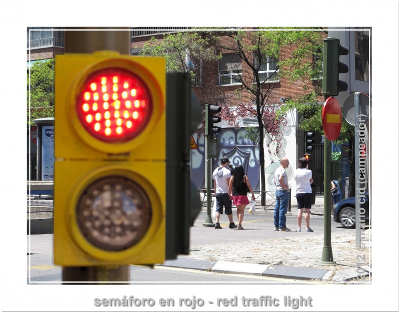 semforo en rojo - red traffic light. DEDICADA A AZUCENA (LOREZURI).  Fotografas: Mario Cid.