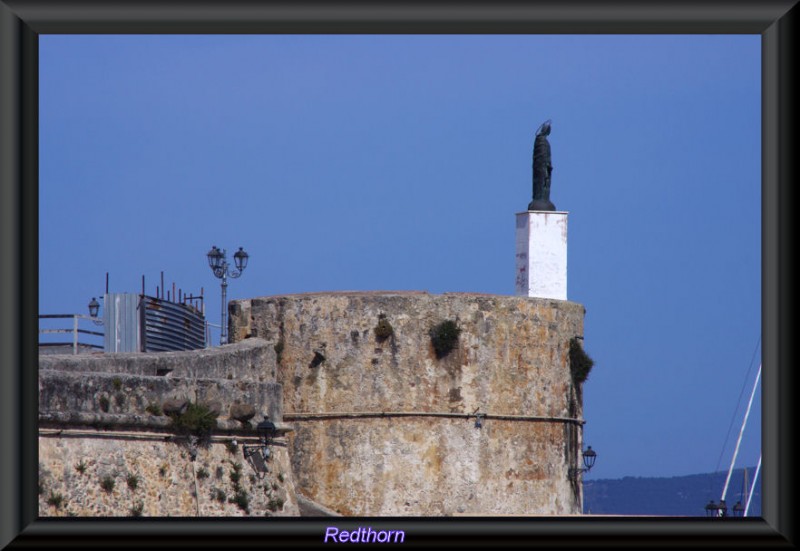 Imagen de la Virgen coronando un cubo de la muralla