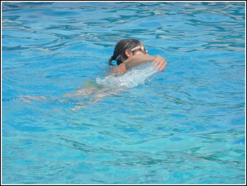 Nadar.....solo  (swim alone)