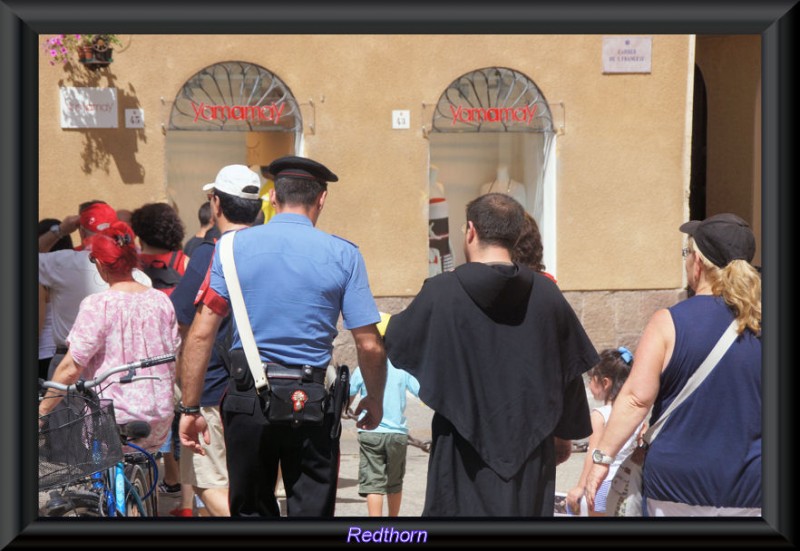Policia y fraile escoltando a los turistas