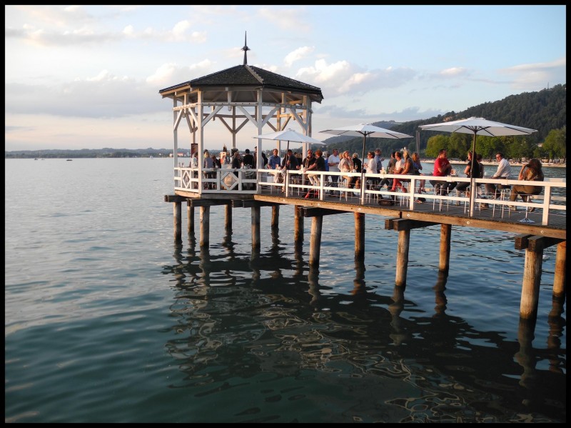 una copa en el lago