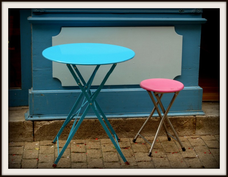 Mesa azul,   banqueta rosa