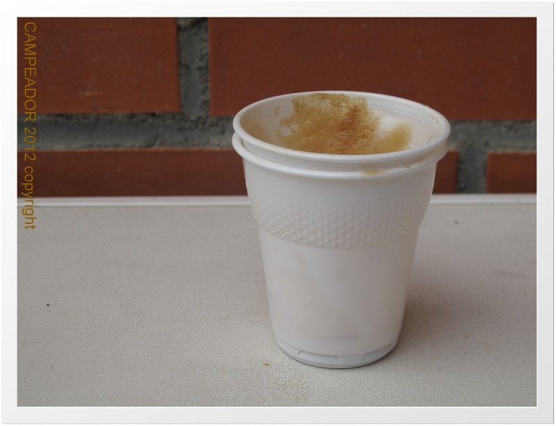 Dos vasos plasticos sucios de caf.  Two dirty plastic cups of coffee. Fotografas: Mario Cid (Campeador)