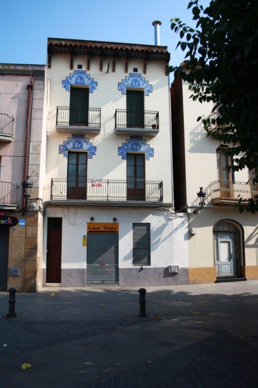 EDIFICIO SIN CATALOGAR EN LA PLAZA PRAT DE LA RIBA DE MOLLET DEL VALLS