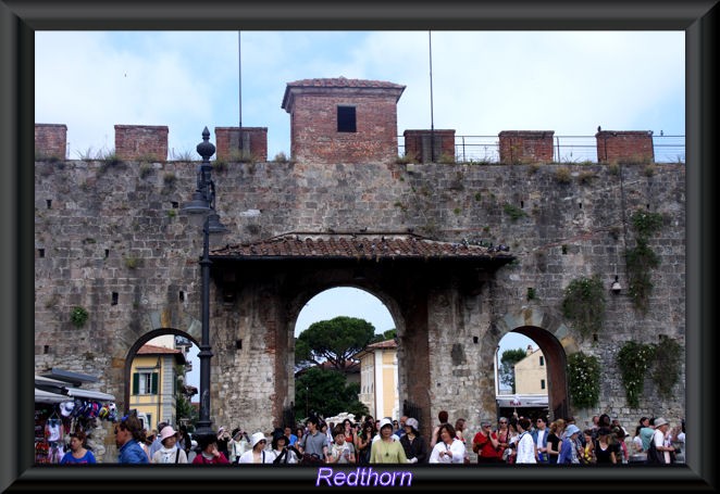 Turistas ante la muralla