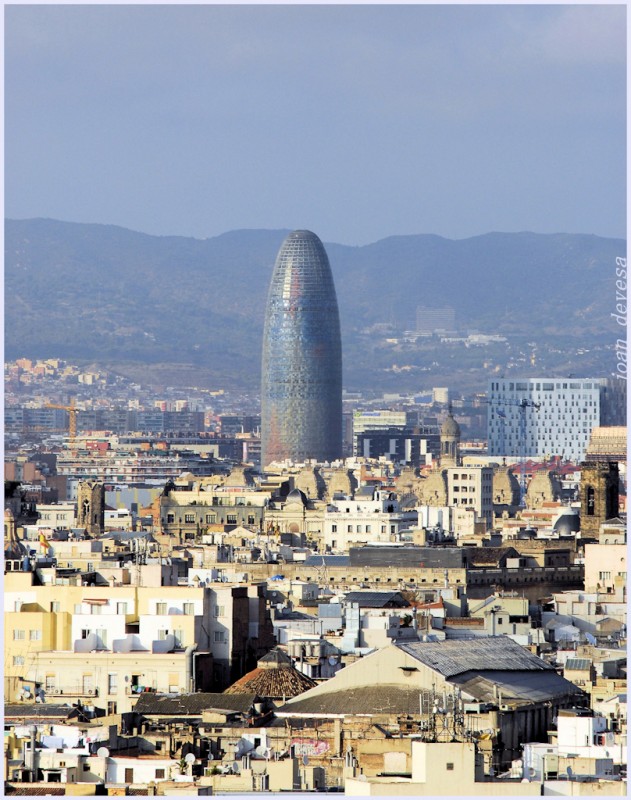 Vista de Barcelona con la torre Agbar al fondo.
