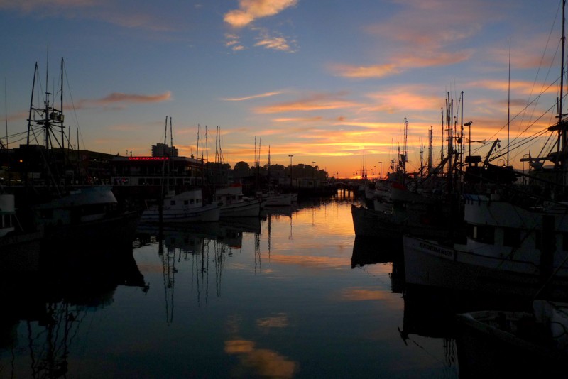 ocaso en el muelle de pescadores