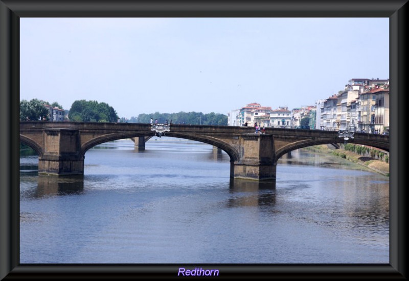 Un puente sobre el apacible ro Arno