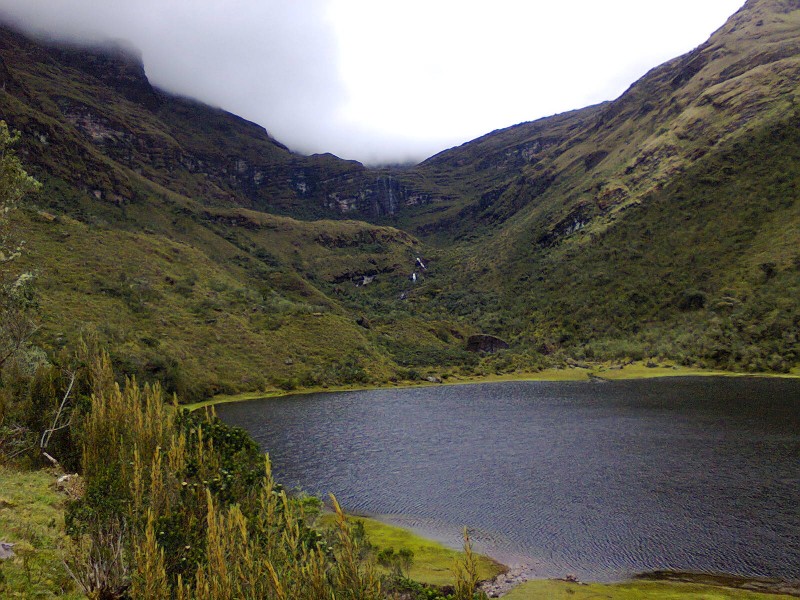 CASCADAS BAJANDO POR LA MONTAA