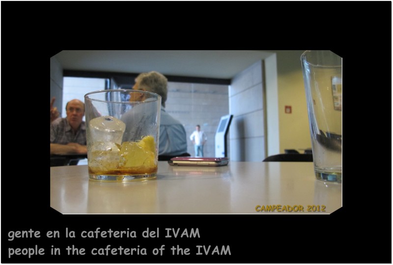 gente en la cafeteria del IVAM - people in the cafeteria of the IVAM. Photo by Campeador (Mario Cid).