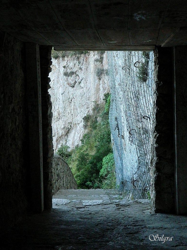 Una puerta en la montaa