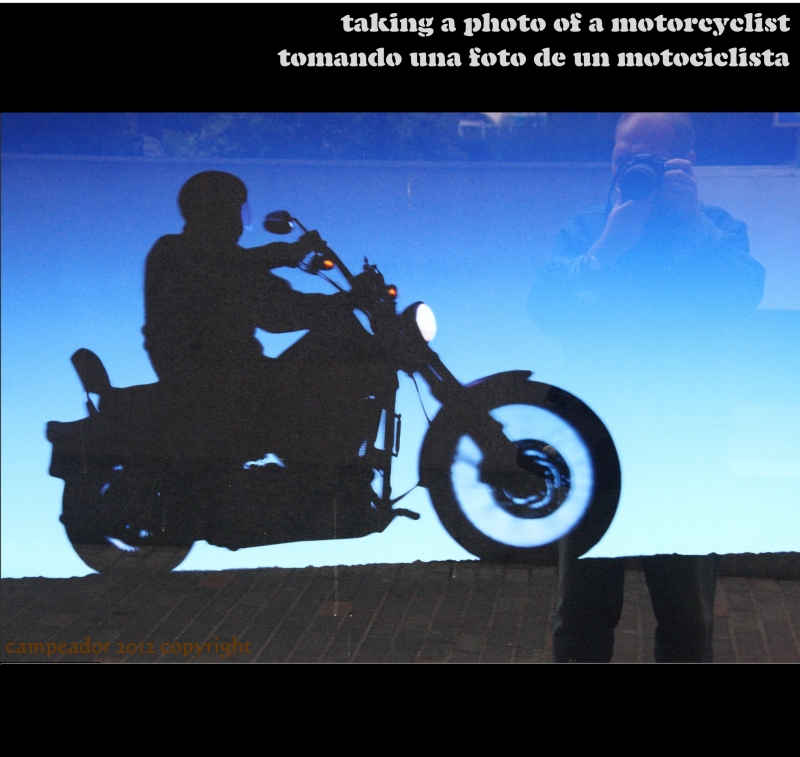 taking a photo of a motorcyclist - tomando una fotografa de un motociclista. Mario Cid (Campeador).