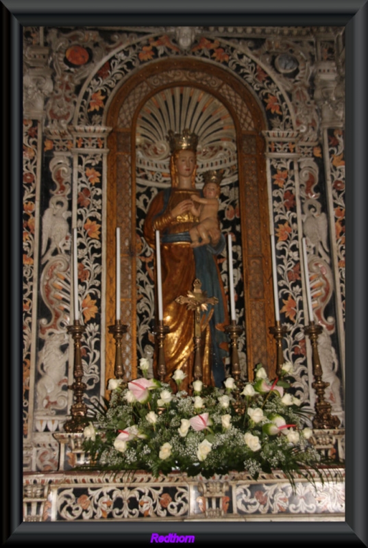 Escultura de la Virgen con Nio