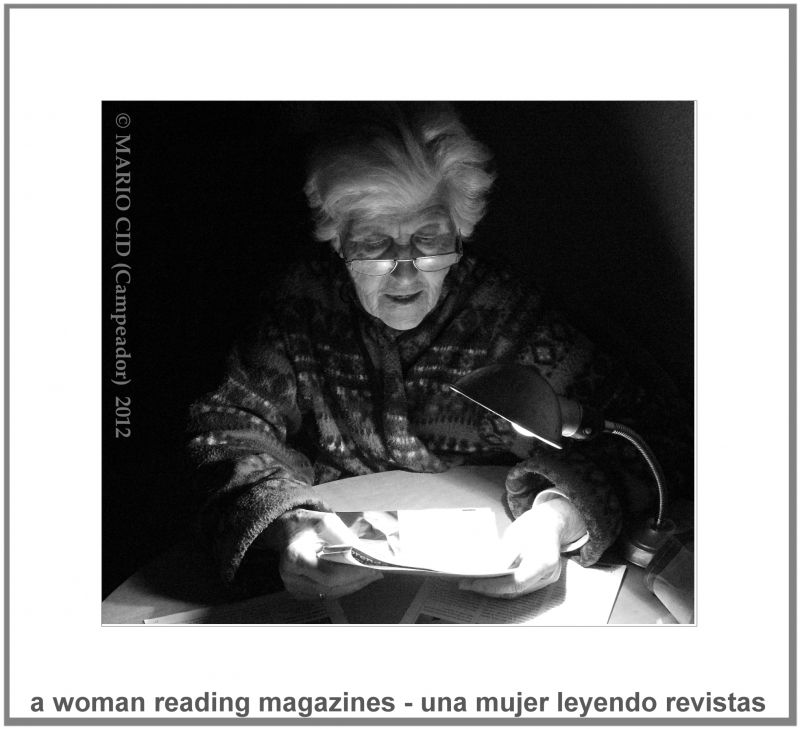 una mujer leyendo revistas - a woman reading magazines. Copyright Campeador (Mario Cid).