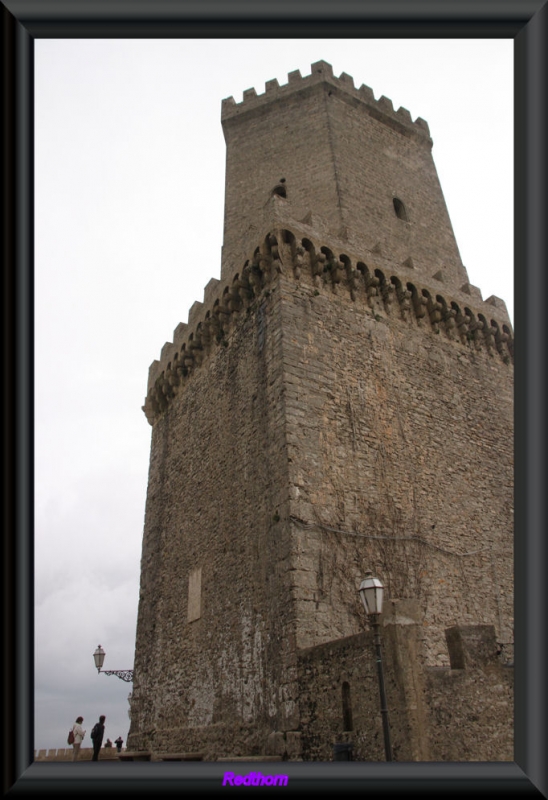 Vista angular del torren del castillo de Erice