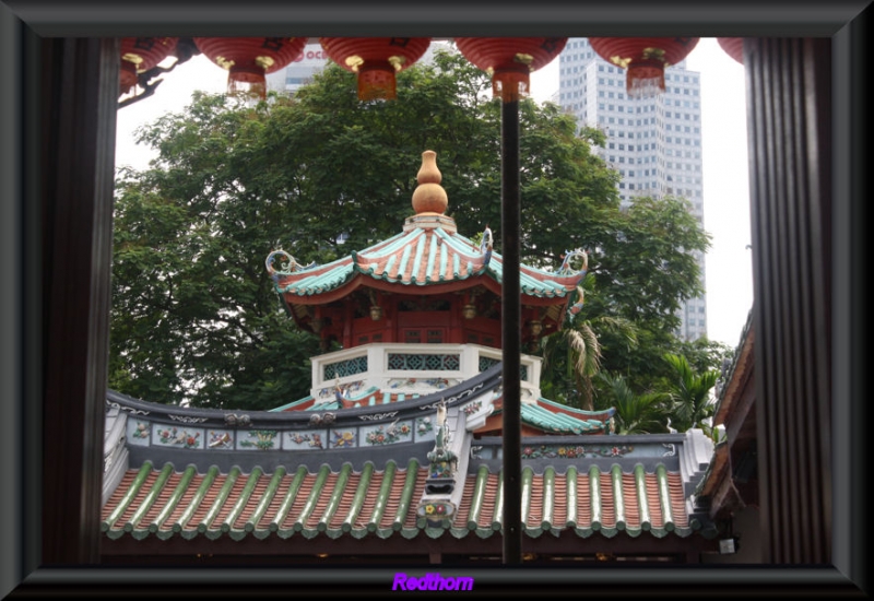 Templo chino atravs de una ventana