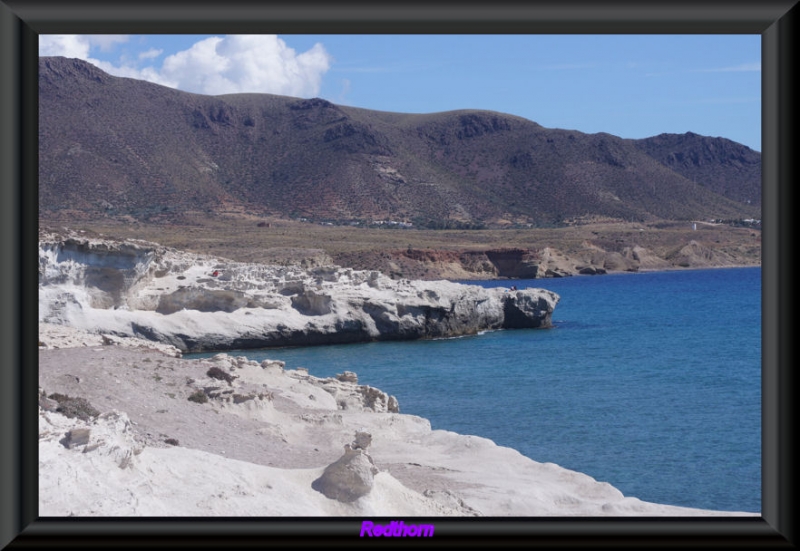 Un mar azul entre rocas blancas