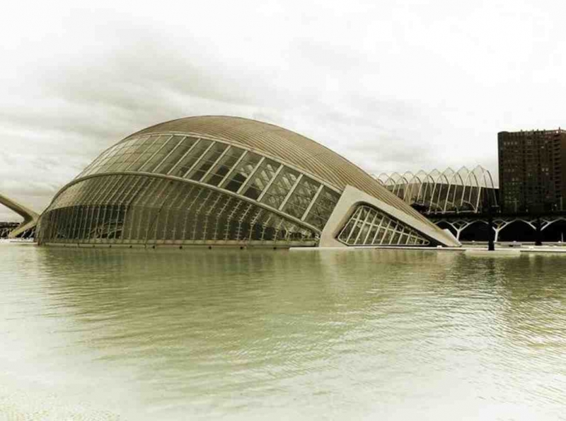 Edificacin modernista en el viejo cauce del Ro Turia (Valencia)