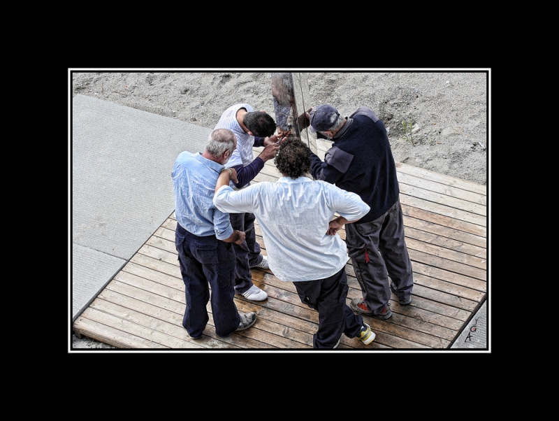 Espaoles,uno trabajando,los demas mirando.