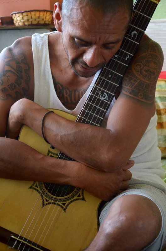 Y por amor, su guitarra...