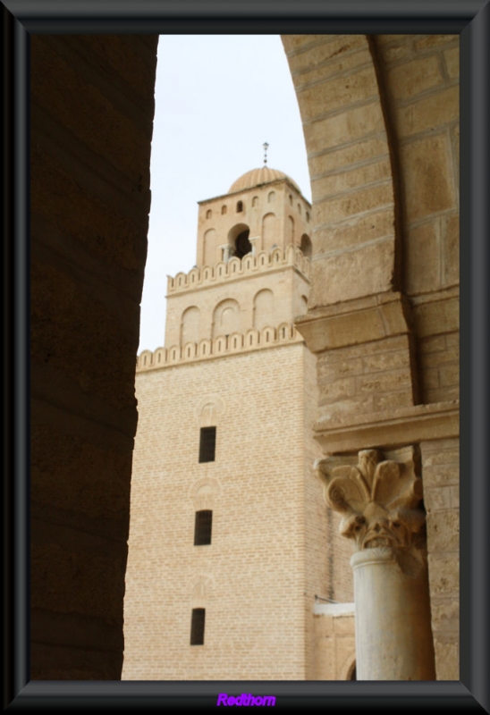 La gram mezquita de Kairouan a travs de un arco