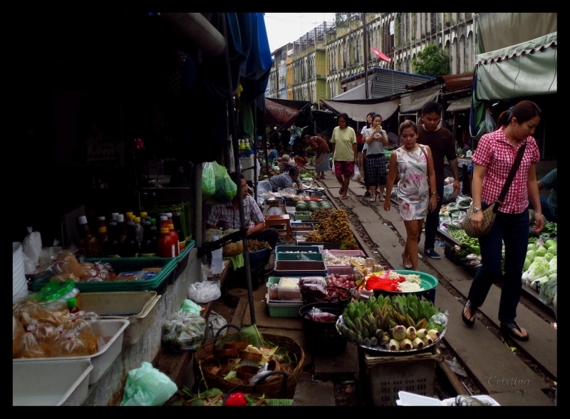 Mercado en la va del tren