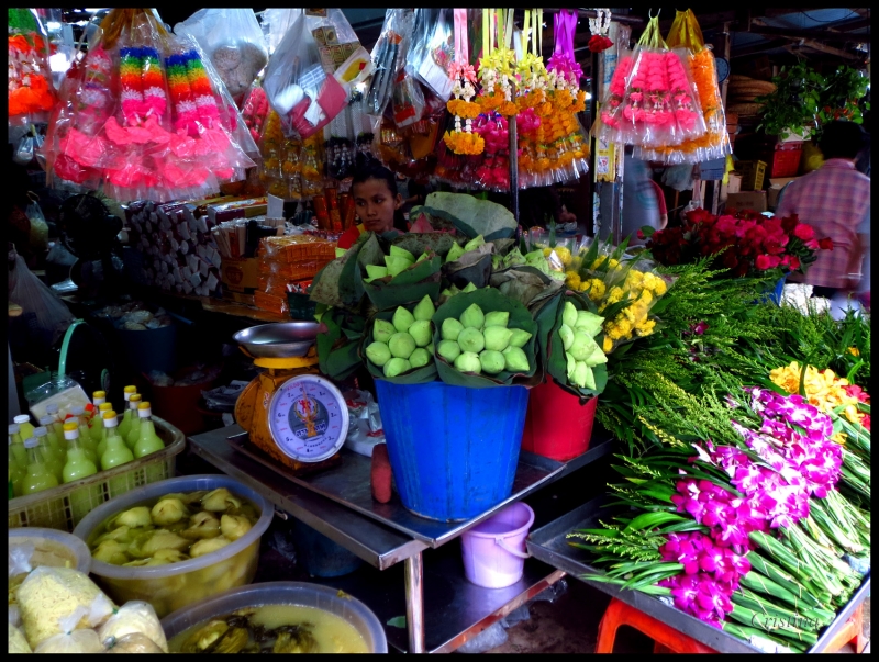 Mercado en la va del tren