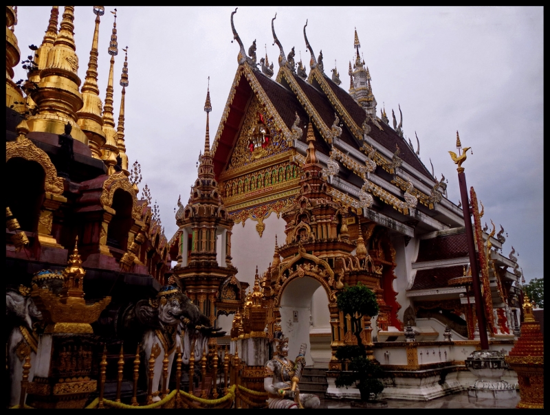 Wat Phrathat Suthon Mongkhon Khiri.