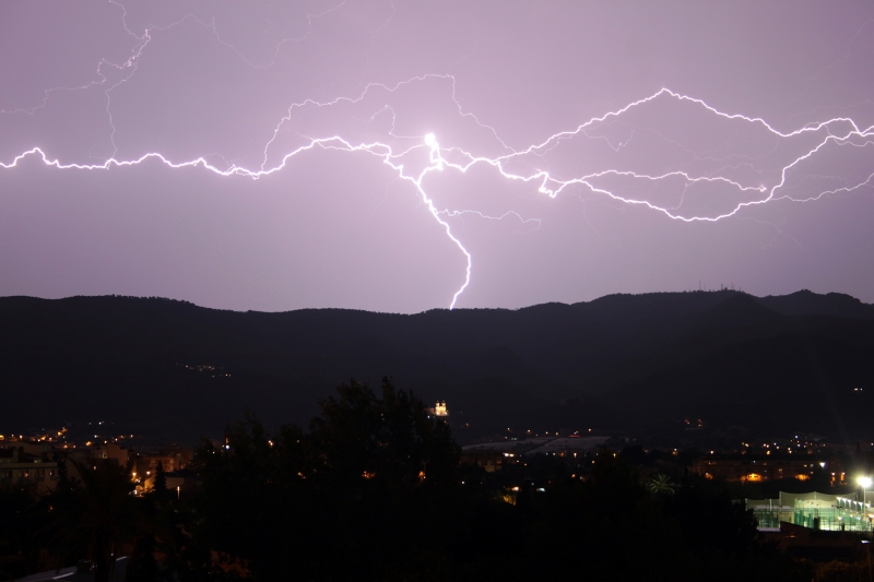 Rayos sobre el monte