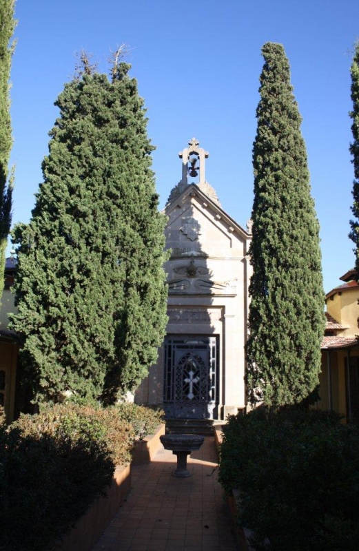 CAPELLA DEL SANT CRIST DEL CEMENTIRI MUNICIPAL DE MONTORNS DE SEGARRA. PANTE DE LA FAMLIA BALCELLS.