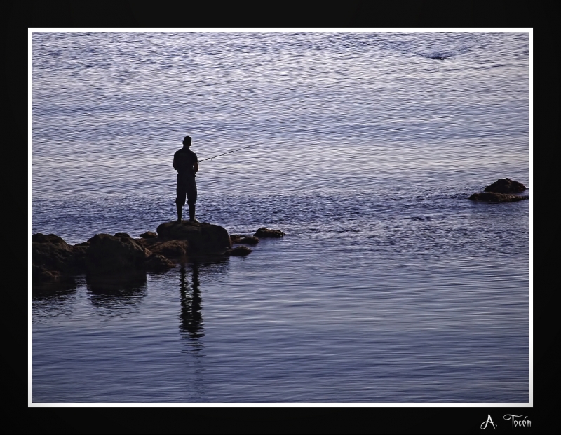 Pescador a contraluz