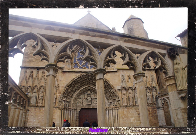 Detrs de la arcada gtica, la iglesia Santa Mara la Real