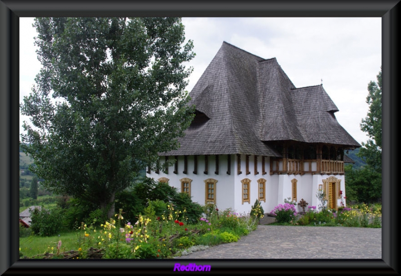 Una bonita casa dentro del recinto del monasterio de Brsana