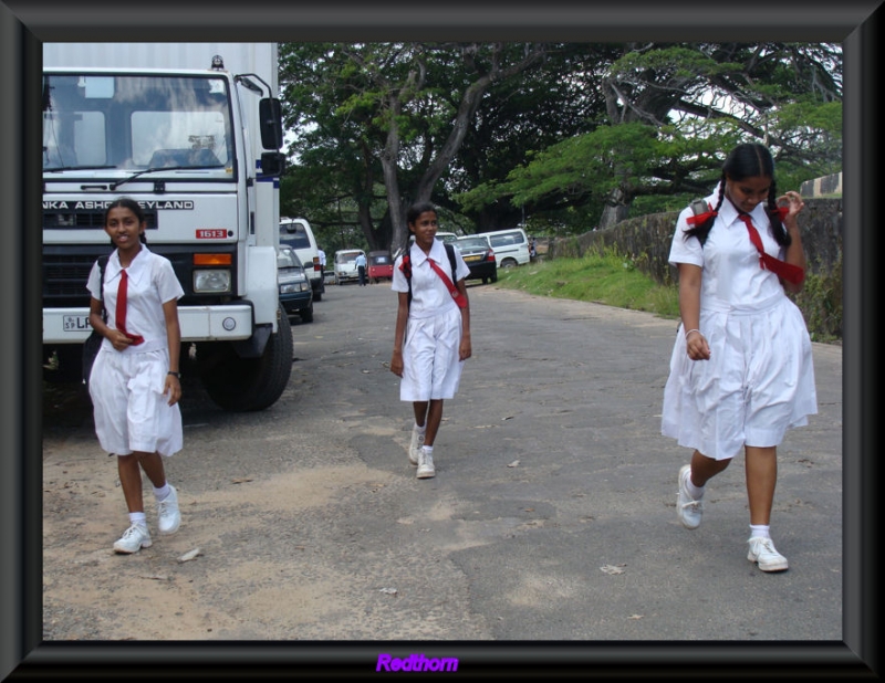 Nias saliendo del colegio