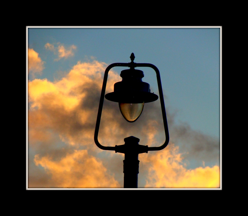 Farola hechizada por la luz del atardecer