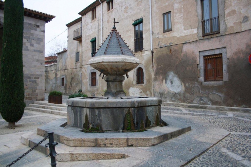 LA FONT INNOMINADA DE LA PLAA DE LA LLOTJA DE CASTELL DEMPURIES.