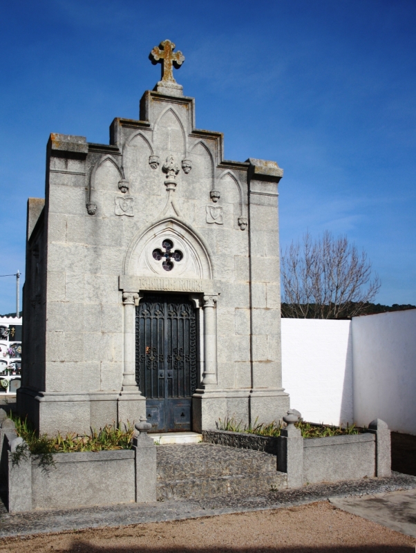 ART FUNERARI AL CEMENTIRI DE CALONGE. LEMPORD JUSS. GIRONA