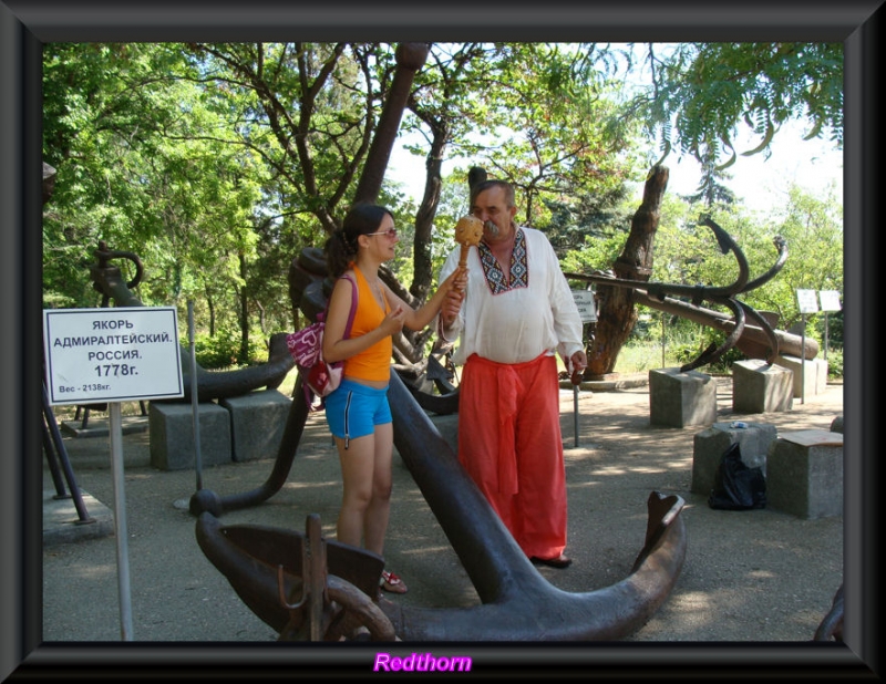 Turista blandiendo maza 