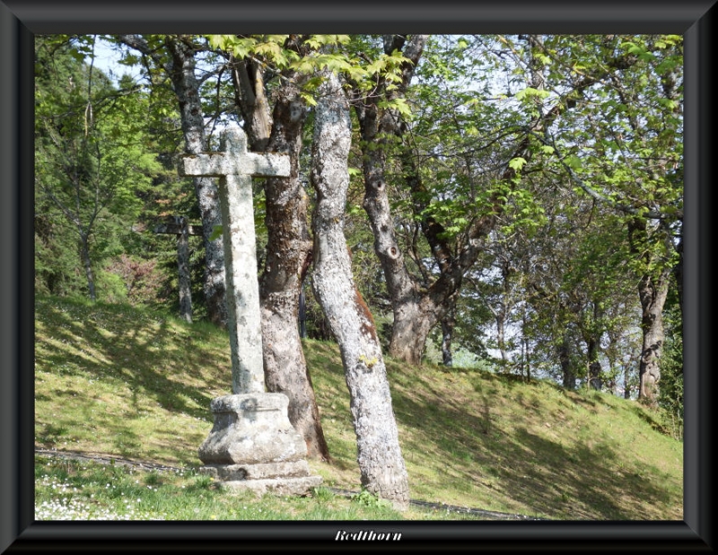 Cruz de piedra en la subida al Castillo