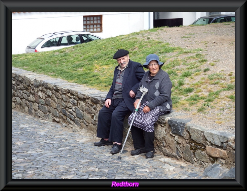 Pareja portuguesa disfrutando de una soleada maana