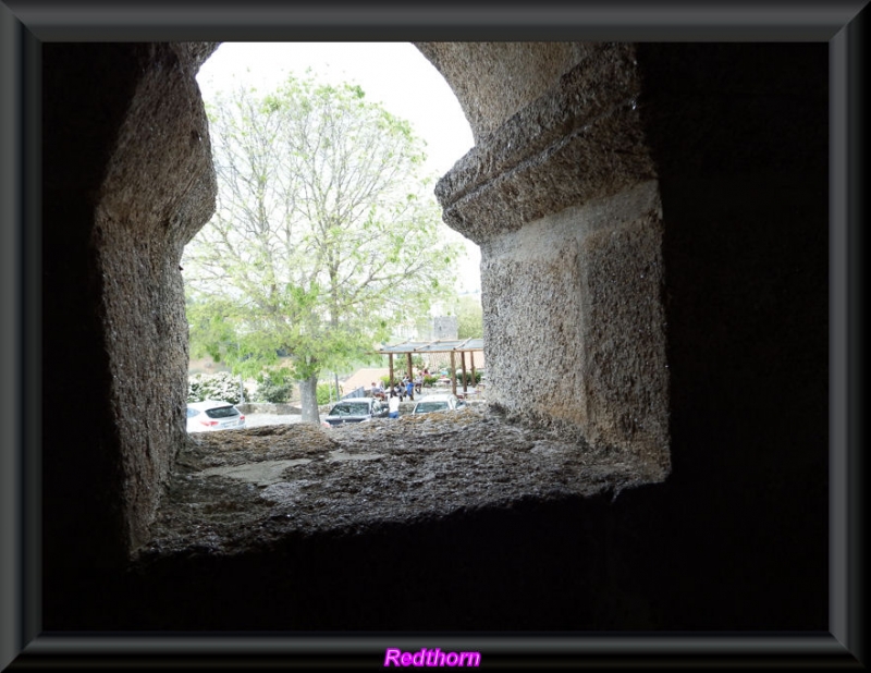 A travs de la ventana romnica de la Domus municipalis