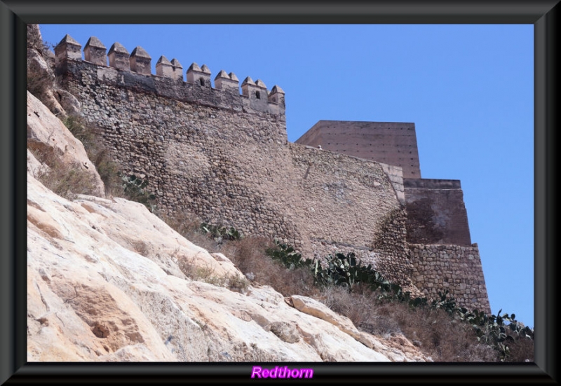 Las murallas de la Alcazaba sobre escarpadas rocas