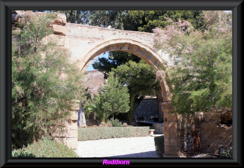 Arco en los jardines de la Alcazaba